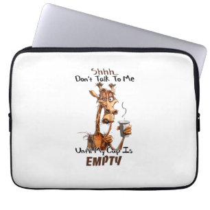 Eine kalte Giraffe mit einer Tasse Kaffee Laptopschutzhülle