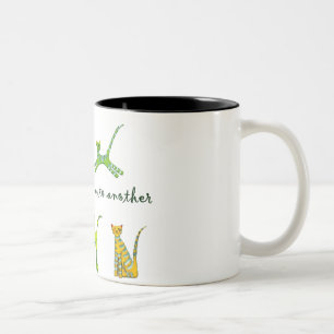 Eine Katze führt gerade zu andere Zweifarbige Tasse