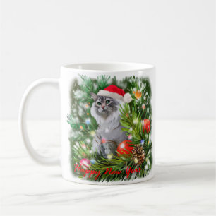 Eine Katze im Hut des Weihnachtsmanns und ein Weih Kaffeetasse