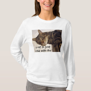 Eine Katze ist gerade ein Kind mit Pelz T-Shirt