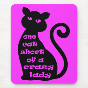 Eine Katze kurz von einer verrückten Dame Mousepad
