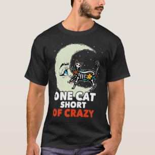 Eine Katze kurz vor verrücktem Zucker-Schädel-Mond T-Shirt