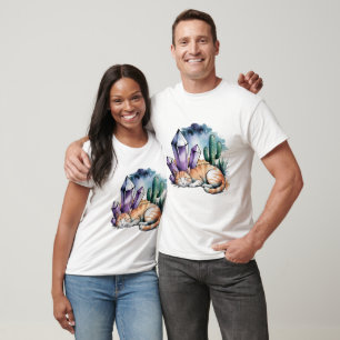 Eine Katze mit Kristallen in der Wüste T-Shirt