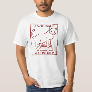 Eine Katze stellt einen Computer zurück T-Shirt