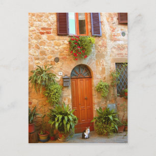 Eine Katze sucht den Eingang zum Haus in Pienza, I Postkarte
