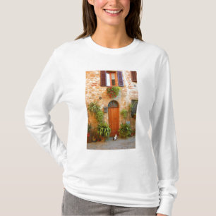 Eine Katze sucht den Eingang zum Haus in Pienza, I T-Shirt