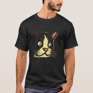 Eine Katze zeigt Interesse mit einem Seitenblick T-Shirt