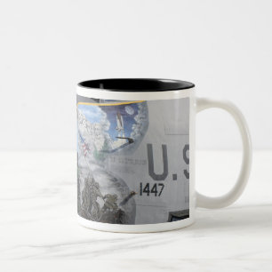 Eine KC-135 Stratotankerdisplaying patriotische Zweifarbige Tasse