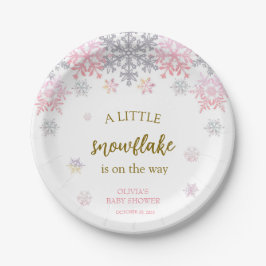 Eine kleine Babydusche mit Schneeflocken Pappteller