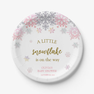 Eine kleine Babydusche mit Schneeflocken Pappteller