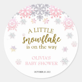 Eine kleine Babydusche mit Schneeflocken Runder Aufkleber