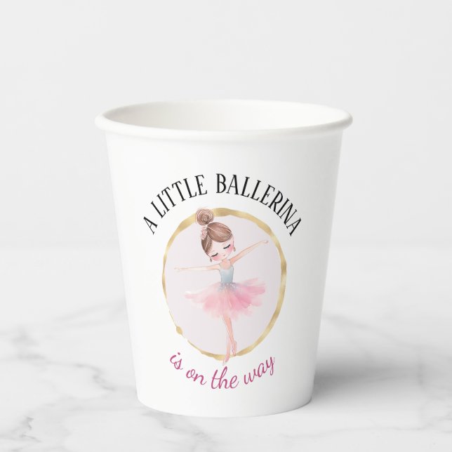 Eine kleine Ballerina befindet sich auf dem Weg zu Pappbecher (Vorderseite)