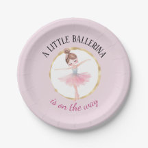 Eine kleine Ballerina befindet sich auf dem Weg zu