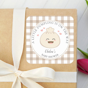 Eine kleine Dumpling ist auf dem Weg zur Babydusch Quadratischer Aufkleber