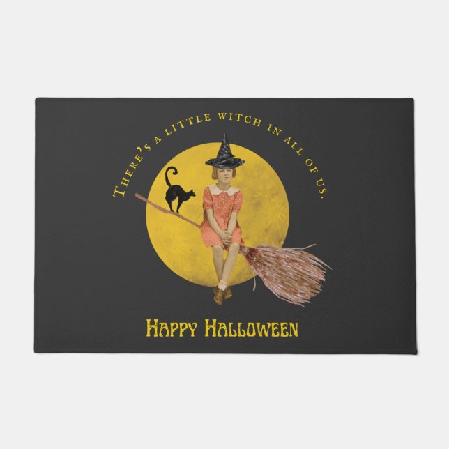 Eine kleine Hexe in ganz uns Halloween Fußmatte (Vorderseite)