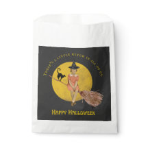 Eine kleine Hexe in ganz uns Halloween