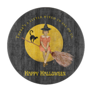 Eine kleine Hexe in ganz uns Halloween Schneidebrett