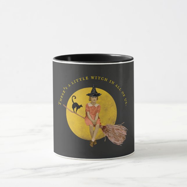 Eine kleine Hexe in ganz uns Halloween Tasse (Zentrum)