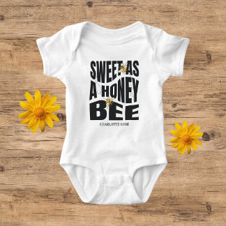 Eine kleine Honig ist auf dem Weg Gelbe Babyparty Baby Strampler