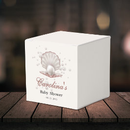 eine kleine Perle unter der Babydusche Geschenkschachtel