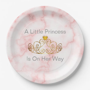 Eine kleine Prinzessin ist auf dem Weg zur Mädche Pappteller