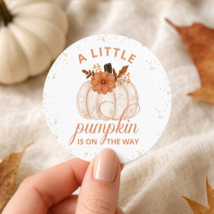 Eine kleine Pumkin ist auf dem Weg Baby Shower Runder Aufkleber