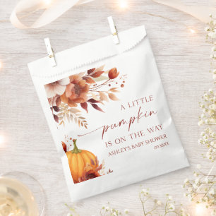 Eine kleine Pumpkin Rusty Burgundy Floral Baby Dus Geschenktütchen