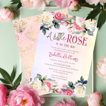 Eine kleine Rose befindet sich auf dem Weg zur Blu