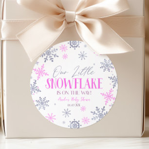 Eine kleine Schneeflocke Winter Rosa Babyparty Runder Aufkleber