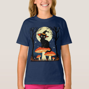 Eine kleine schwarze Hexenkatze sitzt auf einem Gi T-Shirt