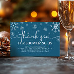 Eine kleine Snowflake Babydusche Danke Karte<br><div class="desc">Mit unserer A Little Snowflake Baby Shower Dankeschön Card. Mit feinen Schneeflocken-Designs und gemütlichen Winterakzenten ist diese Karte perfekt, um Ihren Gästen nach einer zauberhaften Babydusche herzlich zu danken. Vollständig anpassbar mit Ihrer persönlichen Nachricht, fügt es Ihrer Wertschätzung eine warme und festliche Touch hinzu. Wählen Sie unsere A Little Snowflake...</div>