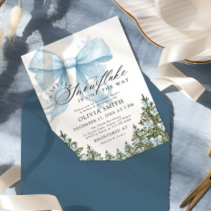 Eine kleine Snowflake Blue Bow Winter Baby Dusche Einladung