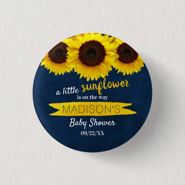 Eine kleine Sonnenblume ist unterwegs! Babyparty Button (Vorderseite)