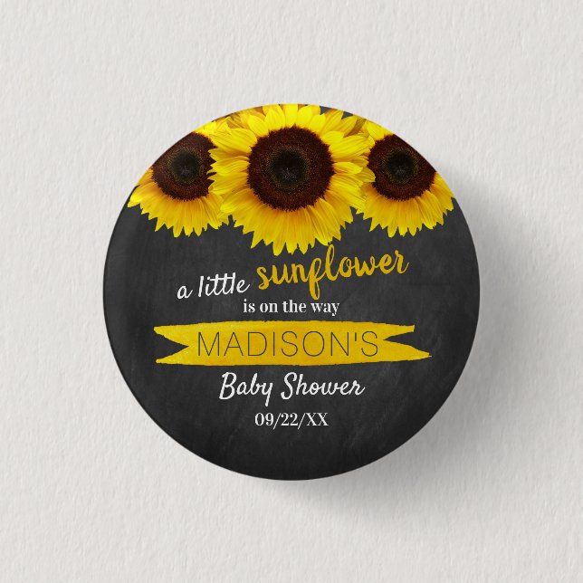 Eine kleine Sonnenblume ist unterwegs! Babyparty Button (Vorderseite)