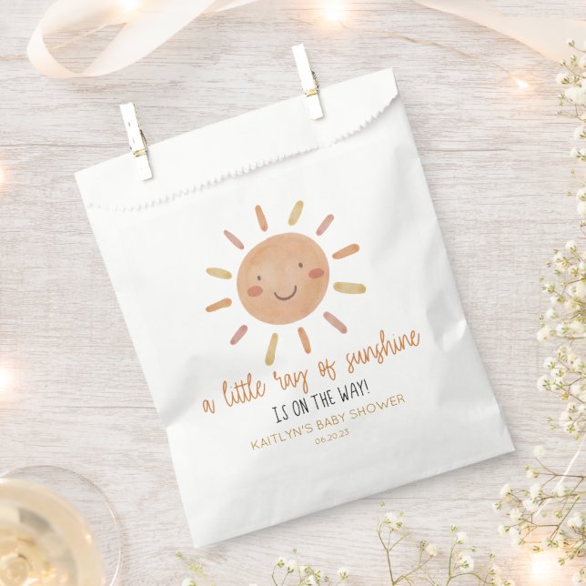 Eine kleine Sonnenstraße mit gelber Sonnendusche Geschenktütchen (Ausgeschnitten)