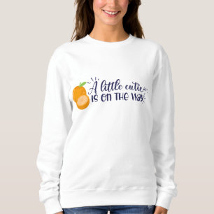 Eine kleine Süsse befindet sich auf der Mama Sweatshirt