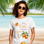 Eine kleine Süsse Citrus Watercolor Babydusche T-Shirt<br><div class="desc">Das Watercolor Baby Shower Design - eine reizvolle Mischung aus Charme und Zitrusfrüchten - stellt unsere "A Little Süsse Is On The Way" vor. Das Design zeigt eine lebendige Orangenzitrusscheibe, die die Oberseite elegant schmückt, während ein skurriler Bouquet aus Orangenzitrus eine Touch Süße in der unteren rechten Ecke verleiht. Dieses...</div>