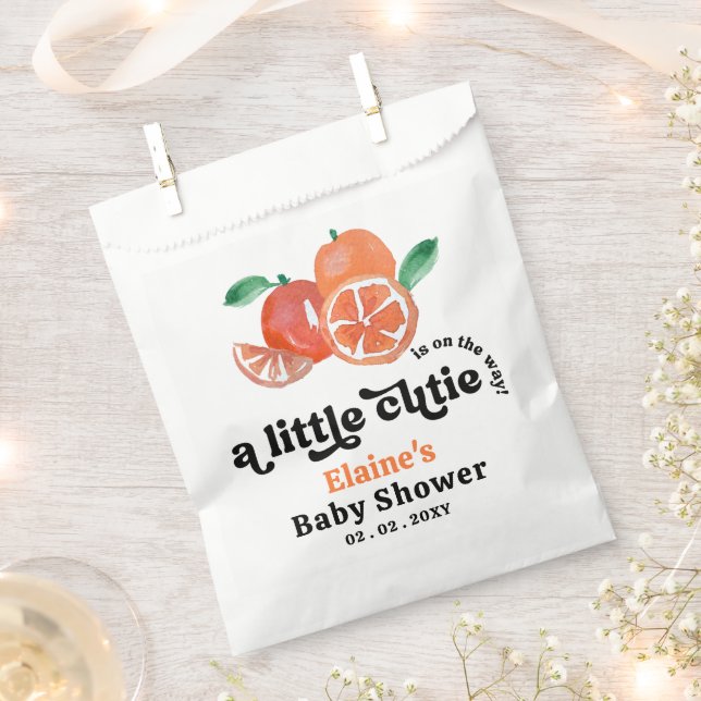 Eine kleine Süsse ist unterwegs mit einer orangefa Geschenktütchen (Ausgeschnitten)