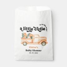 Eine kleine Süsse ist unterwegs mit einer orangefa