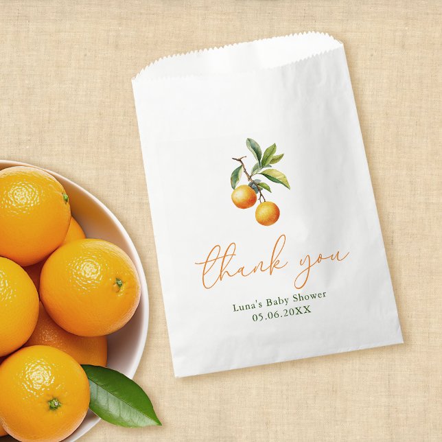 Eine kleine Süsse ist unterwegs mit einer orangefa Geschenktütchen (Von Creator hochgeladen)