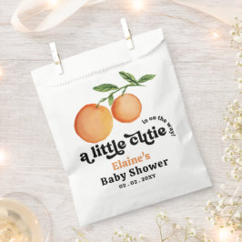 Eine kleine Süsse ist unterwegs mit einer orangefa Geschenktütchen