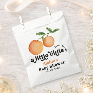 Eine kleine Süsse ist unterwegs mit einer orangefa Geschenktütchen