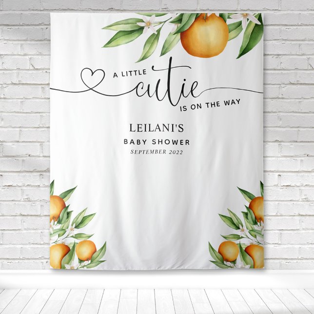 Eine kleine Süsse orangefarbenes Baby-Duschband Wandteppich (A little cutie is on the way baby shower backdrop with watercolor oranges for photo ops.)