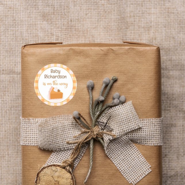 Eine kleine Süsse Pie Gingham Fall Baby Dusche Runder Aufkleber (A Little Cutie Pie Gingham Fall Baby Shower Classic Round Sticker)