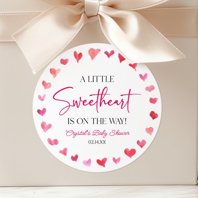 Eine kleine süße Red Pink Hearts Baby Dusche Runder Aufkleber (Von Creator hochgeladen)