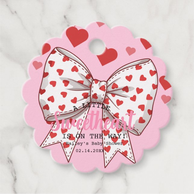 Eine kleine Sweetheart Coquette Bow Baby Dusche Geschenkanhänger (Vorderseite)