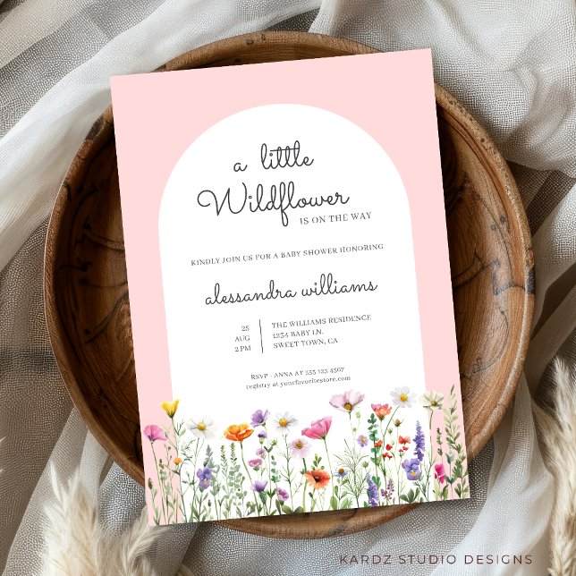 Eine kleine Wildblume Blumenrosa Babydusche Einladung (A little wildflower is on the way baby shower invitation, personalize easily this template online.)