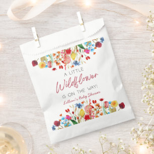 Eine kleine Wildblume ist auf dem Weg zur Babydusc Geschenktütchen
