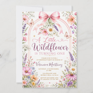 Eine kleine Wildblume wird an einem Mädchen-Geburt Einladung