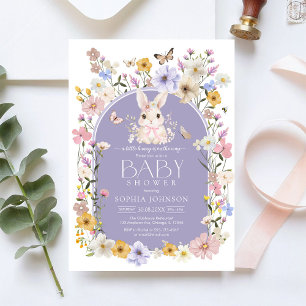 Eine kleine wilde Hasen-Blumen-Babyparty Einladung